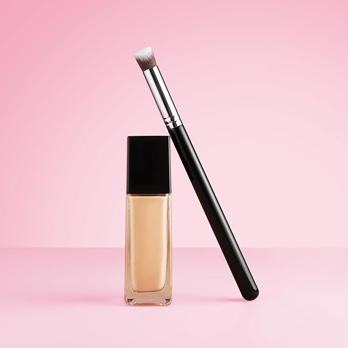 EIGSHOW Angled Concealer Brush Under Eye for Covering Sun Spots Acne Blemishes Concealing Contouring Setting with Liquid Cream (E861)